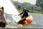 Kaagdorp 11 juli 2002
Prins Willem Alexander zeilend op een Oranje Regenboog zeilboot die hij net heeft gekregen samen met Theo Dietz