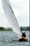 Kaagdorp 11 juli 2002
Prins Willem Alexander zeilend op een Oranje Regenboog zeilboot die hij net heeft gekregen samen met Theo Dietz