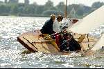 Kaagdorp 11 juli 2002
Prins Willem Alexander zeilend op een Oranje Regenboog zeilboot die hij net heeft gekregen samen met Theo Dietz