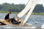 Kaagdorp 11 juli 2002
Prins Willem Alexander zeilend op een Oranje Regenboog zeilboot die hij net heeft gekregen samen met Theo Dietz
Beveiliging