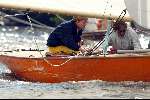 Kaagdorp 11 juli 2002
Prins Willem Alexander zeilend op een Oranje Regenboog zeilboot die hij net heeft gekregen samen met Theo Dietz