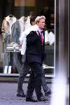 Den Haag 11 augustus 1999
Prins Willem Alexander winkelend met plastic tasjes in zijn woonplaats