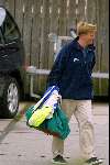 Muiden 17 juni 2002
Prins Willem Alexander op weg met bagage naar de  Groene Draeck.