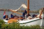 Muiden 17 juni 2002
Koningin Beatrix,  Prins Willem Alexander en Prinses  Maxima varen met de Groene Draeck.