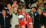 Jos Staatsen samen met Prins Willem Alexander in zijn Olympisch (IOC))-jack aan rechts van hem staatssecretaris Erica Terpstra
