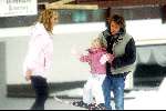 Lech 21 december 2003
Linda de Mol op Vakantie met haar kinderen 
Hier samen met haar dochtertje Noa en vriend Sander Vahle
Wintersport