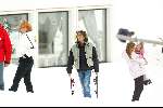 Lech 21 december 2003
Linda de Mol op Vakantie met haar kinderen 
Hier samen met haar dochtertje Noa de Mol en vriend Sander Vahle
Wintersport