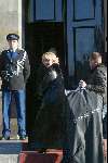Amsterdam 9 december 2003
Uitreiking Prins Claus prijzen in paleis op de dam.  
 Sheila de Vries gaat paleis binnen