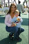 Dronten 29 maart 2002
Opening nieuwe attraktie in six flags.
Susan Blokhuis met zoontje