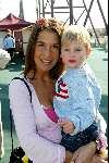 Dronten 29 maart 2002
Opening nieuwe attraktie in six flags.
Susan Blokhuis met zoontje