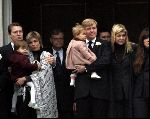 Soestdijk 5 december 2004
Prins Bernhard wordt vanaf  Paleis Soestdijk naar paleis Noordeinde gebracht. Prins Friso Mabel Wisse Smit Prins Jaime Prinses Carolina Prinses Margarita Prins Carlos Prinses Laurentien Prins Friso Prins Willem Alexander Amalia Prinses Maxima Prinses Juliana Prinses Annette Prins  Floris Prinses Marilene Prins Maurits en Prins Pieter Christiaan op bordes. Koningin Beatrix Prinses Irene Prinses Christina Prinses Margriet en Pieter v Vollenhoven