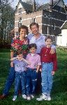 Hans Kazan met zijn gezin voor zijn oude villa die hij in 1990 bewoonde