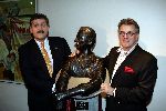 Amsterdam 16 december 2004
Onthuling beeld Albert Mol in nieuwe de la mar theater.
Jeroen Krabbe  en henk Krol