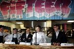 Amsterdam 14 december 2004
Opening restaurant Fifteen van Jamie Oliver in Amsterdam.
Jamie Oliver met de chefkoks