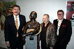 Amsterdam 16 december 2004
Onthuling beeld Albert Mol in nieuwe de la mar theater.
Jeroen Krabbe Martin Abspoel en henk Krol