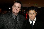 Den Bosch 19 december 2004
Premiere de Jantjes in de Parade
Johnny Kraaykamp jr met zoon