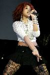Amsterdam 12 december 2004
Kelis met navelpiercing op miljonairs fair.