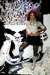 Amsterdam 12 december 2004
Kelis met de Vespa scooter