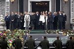 Soestdijk 5 december 2004
Prins Bernhard wordt vanaf  Paleis Soestdijk naar paleis Noordeinde gebracht. Prins Friso Mabel Wisse Smit Prins Jaime Prinses Carolina Prinses Margarita Prins Carlos Prinses Laurentien Prins Friso Prins Willem Alexander Amalia Prinses Maxima Prinses Juliana Prinses Annette Prins  Floris Prinses Marilene Prins Maurits en Prins Pieter Christiaan op bordes. Koningin Beatrix Prinses Irene Prinses Christina Prinses Margriet en Pieter v Vollenhoven