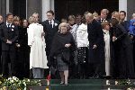 Soestdijk 5 december 2004
Prins Bernhard wordt vanaf  Paleis Soestdijk naar paleis Noordeinde gebracht. Prins Friso Mabel Wisse Smit Prins Jaime Prinses Carolina Prinses Margarita Prins Carlos Prinses Laurentien Prins Friso Prins Willem Alexander Amalia Prinses Maxima Prinses Juliana Prinses Annette Prins  Floris Prinses Marilene Prins Maurits en Prins Pieter Christiaan op bordes. Koningin Beatrix Prinses Irene Prinses Christina Prinses Margriet en Pieter v Vollenhoven