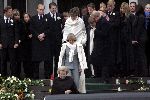 Soestdijk 5 december 2004
Prins Bernhard wordt vanaf  Paleis Soestdijk naar paleis Noordeinde gebracht. Prins Friso Mabel Wisse Smit Prins Jaime Prinses Carolina Prinses Margarita Prins Carlos Prinses Laurentien Prins Friso Prins Willem Alexander Amalia Prinses Maxima Prinses Juliana Prinses Annette Prins  Floris Prinses Marilene Prins Maurits en Prins Pieter Christiaan op bordes. Koningin Beatrix Prinses Irene Prinses Christina Prinses Margriet en Pieter v Vollenhoven