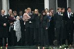 Soestdijk 5 december 2004
Prins Bernhard wordt vanaf  Paleis Soestdijk naar paleis Noordeinde gebracht. Prins Friso Mabel Wisse Smit Prins Jaime Prinses Carolina Prinses Margarita Prins Carlos Prinses Laurentien Prins Friso Prins Willem Alexander Amalia Prinses Maxima Prinses Juliana Prinses Annette Prins  Floris Prinses Marilene Prins Maurits en Prins Pieter Christiaan op bordes. Koningin Beatrix Prinses Irene Prinses Christina Prinses Margriet en Pieter v Vollenhoven