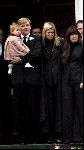 Soestdijk 5 december 2004
Prins Bernhard wordt vanaf  Paleis Soestdijk naar paleis Noordeinde gebracht.Prins  Willem Alexander Amalia Prinses Maxima  en prins Juliana huilend  op bordes