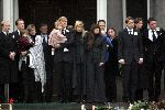 Soestdijk 5 december 2004
Prins Bernhard wordt vanaf  Paleis Soestdijk naar paleis Noordeinde gebracht.  Prinses Laurentien Prins Friso Prins Willem Alexander Amalia Prinses Maxima Prinses Juliana Prinses Annette Prins  Floris Prinses Marilene Prins Maurits en Prins Pieter Christiaan op bordes
