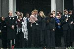 Soestdijk 5 december 2004
Prins Bernhard wordt vanaf  Paleis Soestdijk naar paleis Noordeinde gebracht.    Prinses Margarita Prins Carlos Prinses Laurentien Prins Friso Prins Willem Alexander Amalia Prinses Maxima Prinses Juliana Prinses Annette Prins  Floris Prinses Marilene