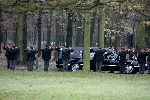 Soestdijk 5 december 2004
Prins Bernhard wordt vanaf  Paleis Soestdijk naar paleis Noordeinde gebracht.  Veteranen