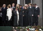 Soestdijk 5 december 2004
Prins Bernhard wordt vanaf  Paleis Soestdijk naar paleis Noordeinde gebracht. Prins Friso Mabel Wisse Smit Prins Jaime Prinses Carolina Prinses Margarita Prins Carlos Prinses Laurentien Prins Friso Prins Willem Alexander Amalia Prinses Maxima Prinses Juliana Prinses Annette Prins  Floris Prinses Marilene Prins Maurits en Prins Pieter Christiaan op bordes. Koningin Beatrix Prinses Irene Prinses Christina Prinses Margriet en Pieter v Vollenhoven