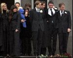 Soestdijk 5 december 2004
Prins Bernhard wordt vanaf  Paleis Soestdijk naar paleis Noordeinde gebracht.     Prinses Maxima Prinses Juliana Prinses Annette Prins  Floris Prinses Marilene Prins Maurits en Prins Pieter Christiaan op bordes