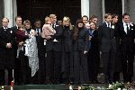 Soestdijk 5 december 2004
Prins Bernhard wordt vanaf  Paleis Soestdijk naar paleis Noordeinde gebracht.  Prinses Laurentien Prins Friso Prins Willem Alexander Amalia Prinses Maxima Prinses Juliana Prinses Annette Prins  Floris Prinses Marilene Prins Maurits en Prins Pieter Christiaan op bordes