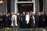 Soestdijk 5 december 2004
Prins Bernhard wordt vanaf  Paleis Soestdijk naar paleis Noordeinde gebracht. Prins Friso Mabel Wisse Smit Prins Jaime Prinses Carolina Prinses Margarita Prins Carlos Prinses Laurentien Prins Friso Prins Willem Alexander Amalia Prinses Maxima Prinses Juliana Prinses Annette Prins  Floris Prinses Marilene Prins Maurits en Prins Pieter Christiaan op bordes. Koningin Beatrix Prinses Irene Prinses Christina Prinses Margriet en Pieter v Vollenhoven