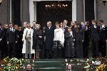Soestdijk 5 december 2004
Prins Bernhard wordt vanaf  Paleis Soestdijk naar paleis Noordeinde gebracht. Prins Friso Mabel Wisse Smit Prins Jaime Prinses Carolina Prinses Margarita Prins Carlos Prinses Laurentien Prins Friso Prins Willem Alexander Amalia Prinses Maxima Prinses Juliana Prinses Annette Prins  Floris Prinses Marilene Prins Maurits en Prins Pieter Christiaan op bordes. Koningin Beatrix Prinses Irene Prinses Christina Prinses Margriet en Pieter v Vollenhoven