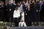 Soestdijk 5 december 2004
Prins Bernhard wordt vanaf  Paleis Soestdijk naar paleis Noordeinde gebracht. Prins Friso Mabel Wisse Smit Prins Jaime Prinses Carolina Prinses Margarita Prins Carlos Prinses Laurentien Prins Friso Prins Willem Alexander Amalia Prinses Maxima Prinses Juliana Prinses Annette Prins  Floris Prinses Marilene Prins Maurits en Prins Pieter Christiaan op bordes. Koningin Beatrix Prinses Irene Prinses Christina Prinses Margriet en Pieter v Vollenhoven