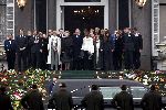 Soestdijk 5 december 2004
Prins Bernhard wordt vanaf  Paleis Soestdijk naar paleis Noordeinde gebracht. Prins Friso Mabel Wisse Smit Prins Jaime Prinses Carolina Prinses Margarita Prins Carlos Prinses Laurentien Prins Friso Prins Willem Alexander Amalia Prinses Maxima Prinses Juliana Prinses Annette Prins  Floris Prinses Marilene Prins Maurits en Prins Pieter Christiaan op bordes. Koningin Beatrix Prinses Irene Prinses Christina Prinses Margriet en Pieter v Vollenhoven
