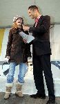 Weesp 4 december 2004
Wendy v Dijk met haar zoontje Sem bij brillenwinkel in Weesp. Wendy met een pet.