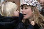 Weesp 4 december 2004
Wendy v Dijk met haar zoontje Sem bij brillenwinkel in Weesp.