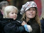 Weesp 4 december 2004
Wendy v Dijk met haar zoontje Sem bij brillenwinkel in Weesp. Wendy met een pet.