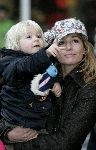Weesp 4 december 2004
Wendy v Dijk met haar zoontje Sem bij brillenwinkel in Weesp. Wendy met een pet.
