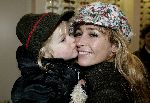 Weesp 4 december 2004
Wendy v Dijk met pet en haar zoontje Sem bij brillenwinkel in Weesp.Kussend