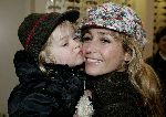 Weesp 4 december 2004
Wendy v Dijk met pet en haar zoontje Sem bij brillenwinkel in Weesp.Kussend