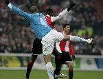 Rotterdam, 11 December 2005 Kompetiewedstrijd seizoen 2005/2006
Feyenoord-PSV, eindstand 1-0
Alex PSV in duel met Salomon Kalou