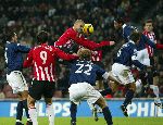 Eindhoven, 17 December 2005 Kompetitiewedstrijd PSV-Willem II ,  eindstand 4-1
ALEX PSV in een luchtduel
© Foto Junior Smulders
