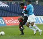 Rotterdam, 11 December 2005 Kompetiewedstrijd seizoen 2005/2006
Feyenoord-PSV, eindstand 1-0
Jefferson Farfan belaagt Andre Bahia.