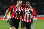 Eindhoven, 3 December 2005
Kompetitiewedstrijd Seizoen 2005/2006 
PSV-NAC Breda, eindstand 3-0
Andre Ooijer en doelpuntmaker Jefferson Farfan vieren samen de 2-0 
© Foto Bart Bel