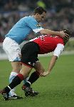 Rotterdam, 11 December 2005 Kompetiewedstrijd seizoen 2005/2006
Feyenoord-PSV, eindstand 1-0
Andre Ooijer helpt Patrick Paauwe overeind