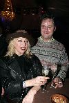 de Kwakel 23 december 2005
Kerstborrel Gerard Joling.
Bonnie st Claire met man hoed en champagne