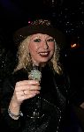 de Kwakel 23 december 2005
Kerstborrel Gerard Joling.
Bonnie st Claire met  hoed en champagne